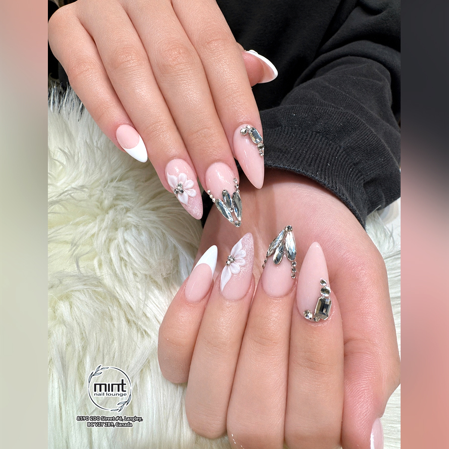 Mint Nail Lounge_trendy nails april 2026